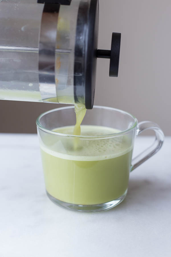 Vanilla Matcha Green Tea Latte: a dairy free, vegan, and healthy homemade green tea latte that only requires 4 ingredients! A Starbucks copycat! || fooduzzi.com recipe