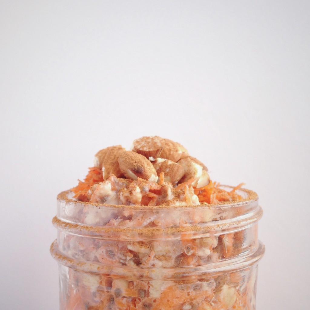 Carrot Cake Overnight Oatmeal: Get yourself out of that AM rut and delight in dessert for breakfast! This nourishing, gluten free, and vegan meal is perfectly packaged for your on-the-go mornings! || fooduzzi.com