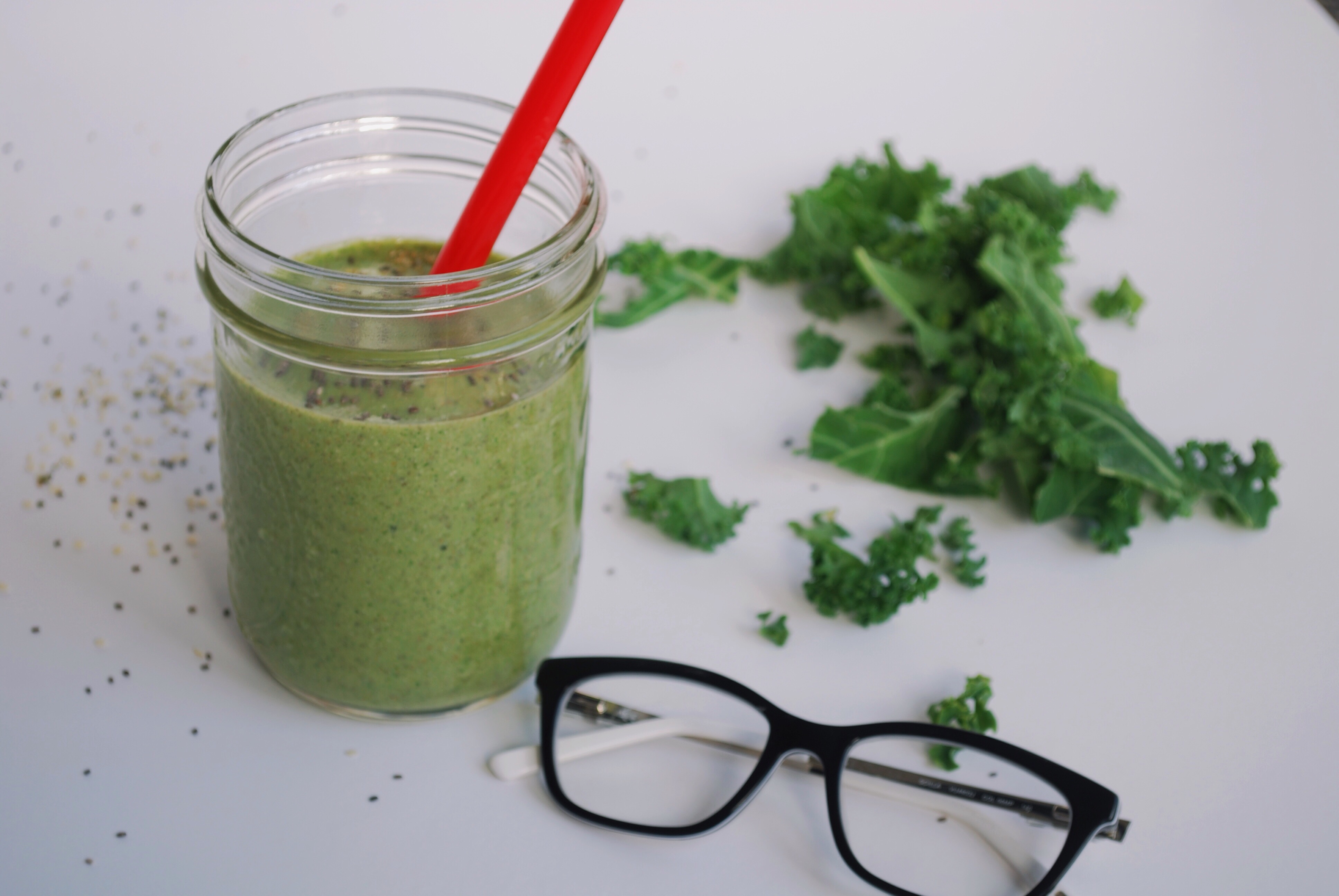 The Hipster's Smoothie: Break out that sense of irony; this vegan and gluten free Hipster Smoothie is full of the healthiest hipster ingredients and 10g of protein for a nutritious morning meal! || fooduzzi.com