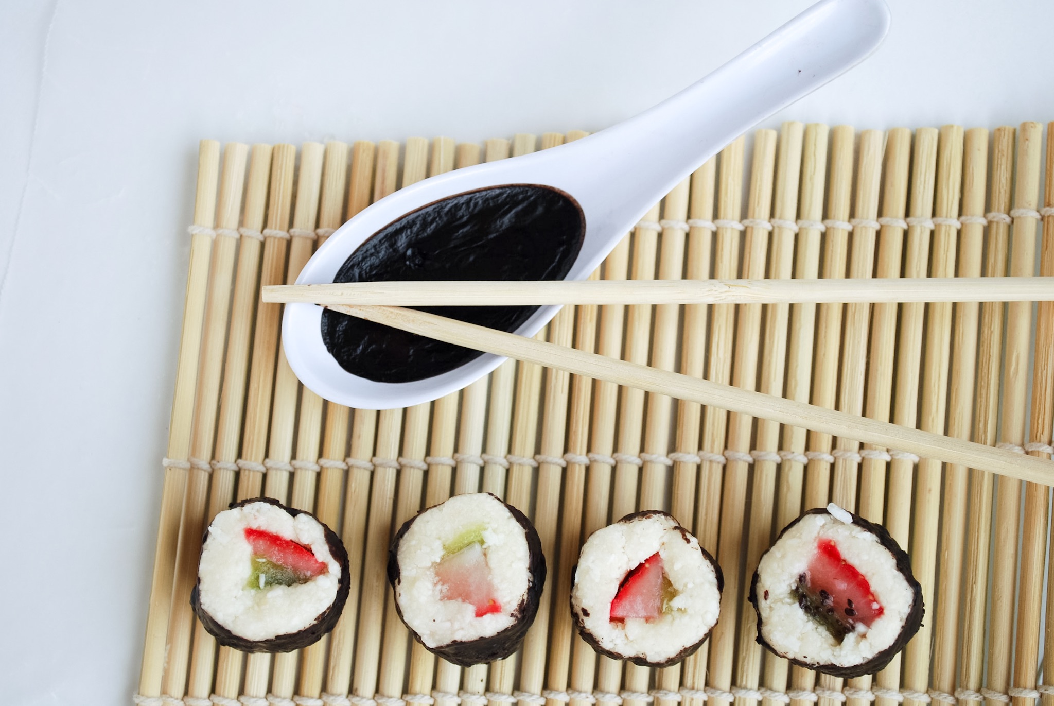 Dessert Sushi: A whimsical grain free and gluten free dessert that is sure to impress! Made with good-for-you whole food ingredients, this dessert is a healthy take on the classic sushi roll! || fooduzzi.com