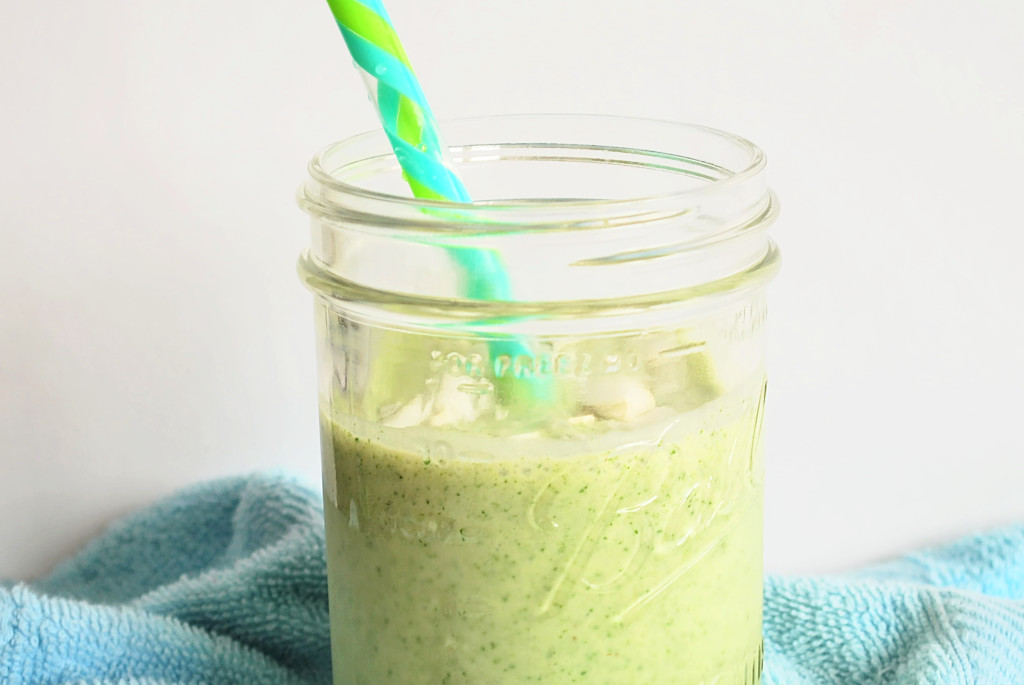 Piña Colada Green Smoothie: Taste the tropics with this nutritious and delicious gluten free & vegan smoothie! It's summer in a glass! || fooduzzi.com