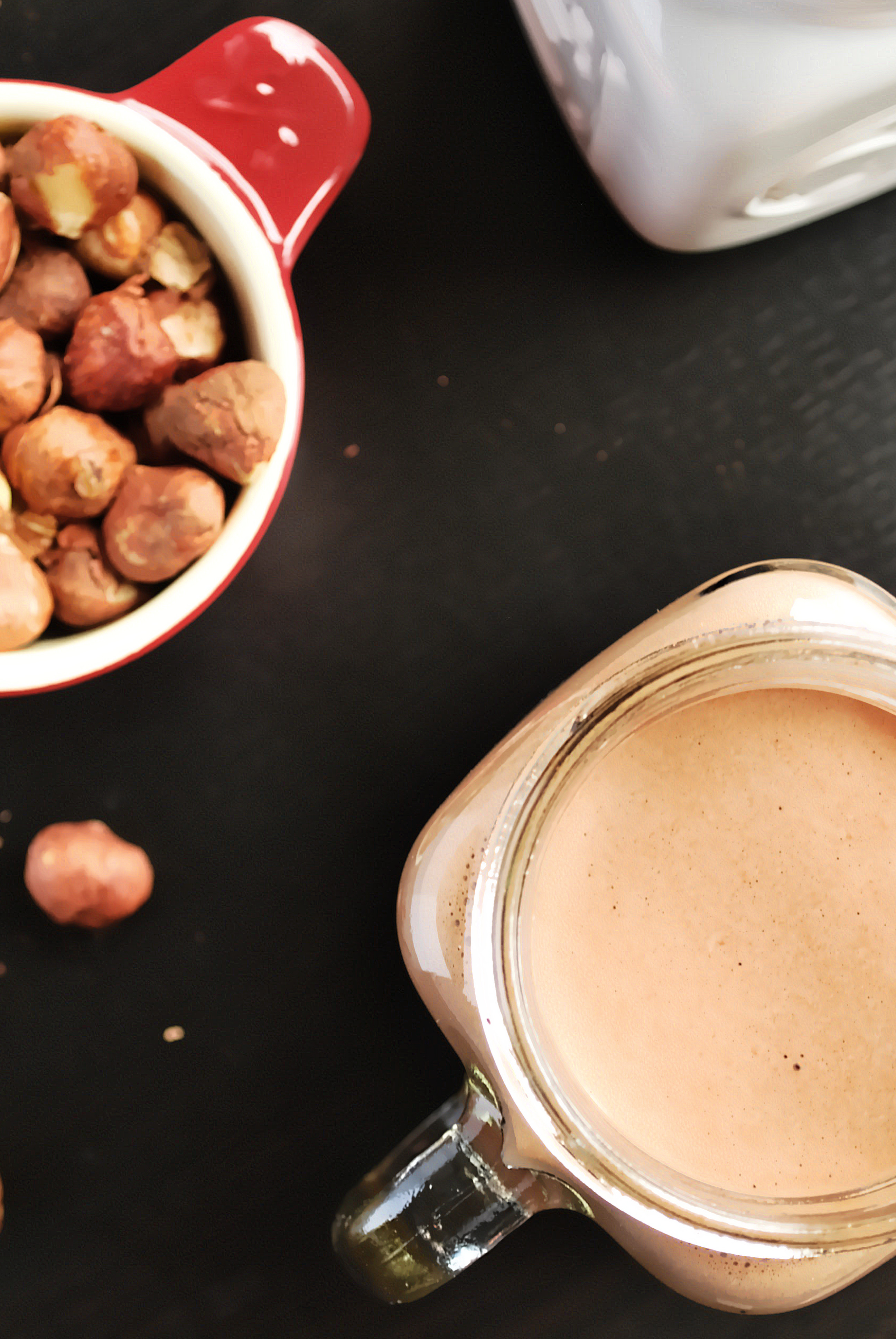Nutella Milk: An ultra-creamy, five ingredient homemade hazelnut milk that tastes just like Nutella! This gluten free, vegan, and paleo recipe is perfect for breakfast! || fooduzzi.com