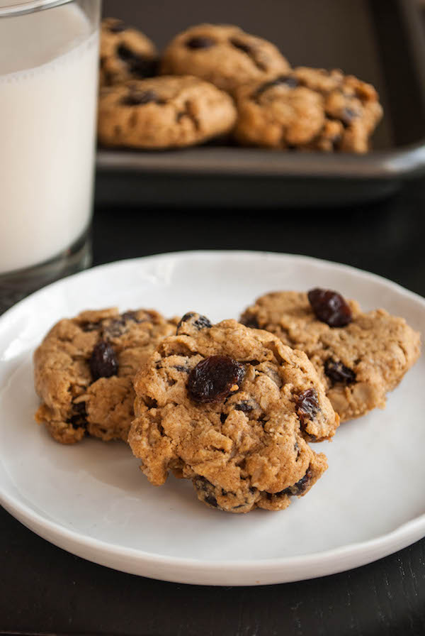Healthy Oatmeal Raisin Cookies: These gluten free and vegan cookies are perfect for a Christmas cookie exchange or just munching on at home! And the dough...ADDICTIVE! || fooduzzi.com recipes