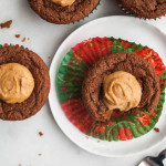 Peanut Butter Cup Muffins: A chocolate-peanut butter breakfast treat that's gluten free, vegan, refined sugar-free, and healthy! Seriously simple and delicious! || fooduzzi.com recipes