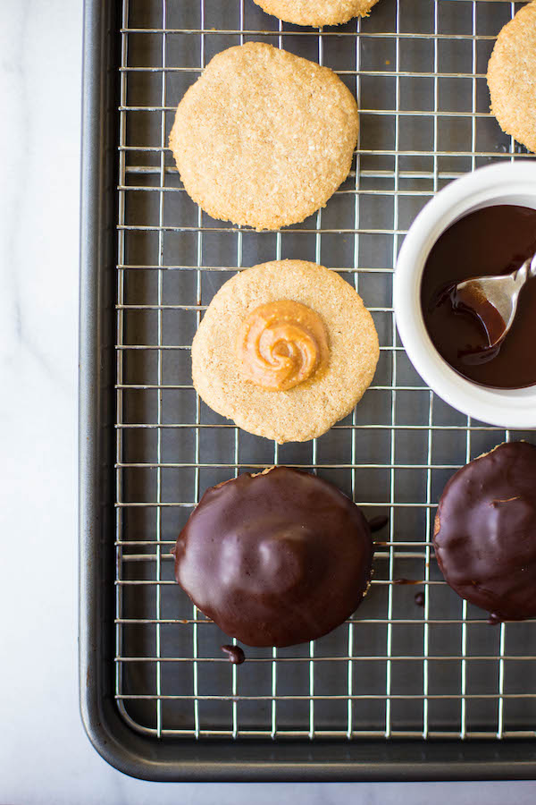 Gluten Free Vegan Tagalongs: this healthy take on a Girl Scout Cookie classic is bound to become your newest obsession! These peanut butter patties require only 6 ingredients! || fooduzzi.com recipe