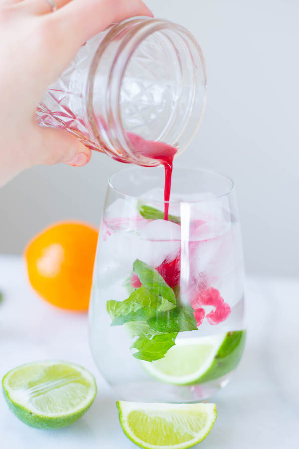 Blood Orange Mojitos: Naturally-sweetened, gluten free, and vegan, these homemade mojitos are the best way to unwind! Only requires 5 ingredients! || fooduzzi.com recipes