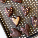 Healthy Peanut Butter Hearts: a vegan, gluten free, and healthy version of Reese's peanut butter hearts! Requires only 5 ingredients and perfect for Valentine's Day! || fooduzzi.com recipes