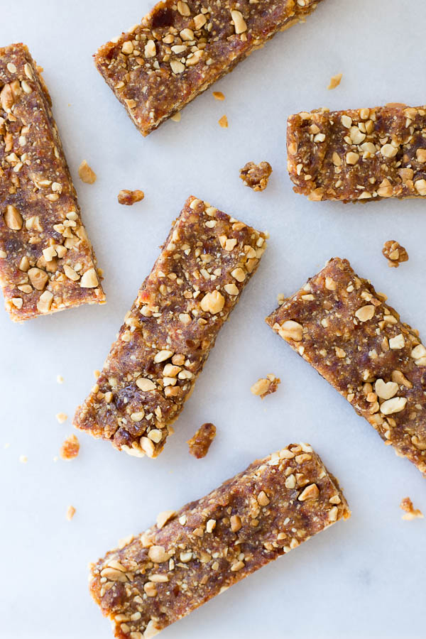 No-Bake Peanut Butter Cup Snack Bars: An addictive 5-ingredient snack or dessert that's gluten free, vegan, and healthy! They taste just like a candy bar! || fooduzzi.com recipes