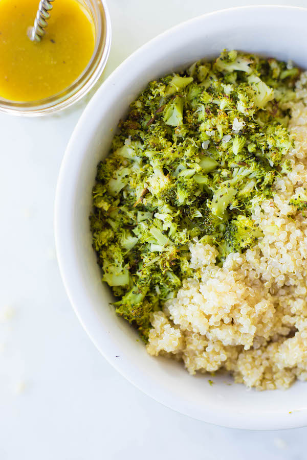Roasted Broccoli Quinoa Salad with Honey Mustard Dressing: a quick and easy 30-minute meal that's loaded with healthy ingredients and delicious flavors! It's gluten free and vegetarian, with a simple swap to make it vegan! || fooduzzi.com recipe