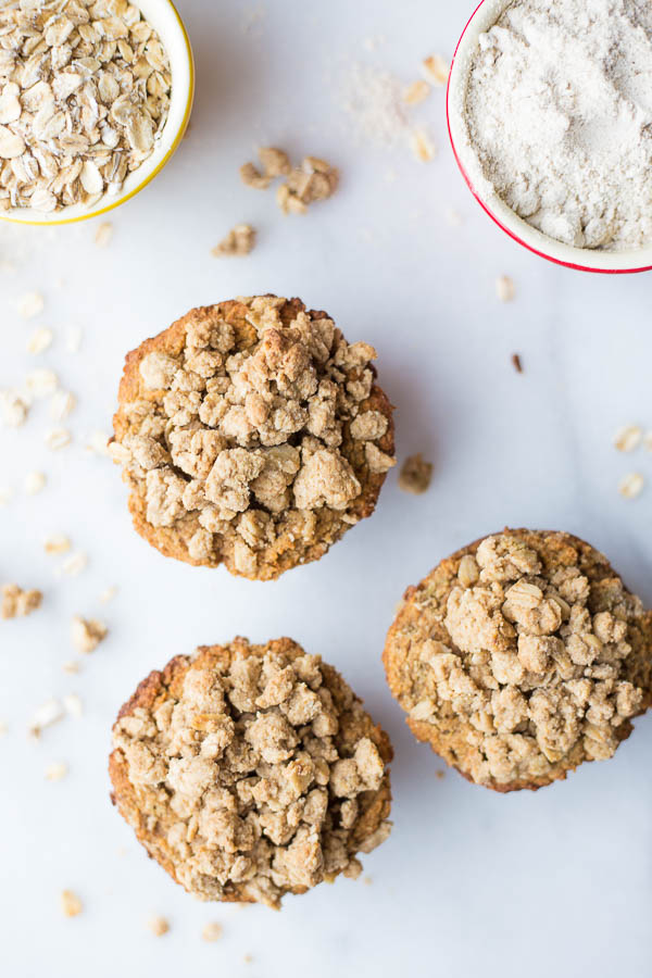 Banana Bread Carrot Cake Muffins: Get in your fruits and veggies in these gluten free, vegan, and healthy muffins! Topped with an addictive streusel! || fooduzzi.com recipe