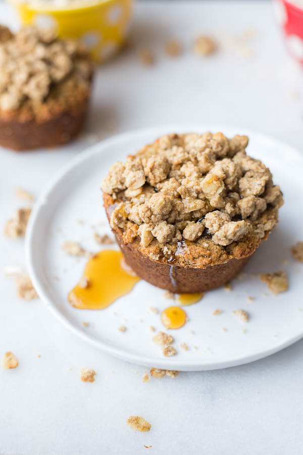 Banana Bread Carrot Cake Muffins: Get in your fruits and veggies in these gluten free, vegan, and healthy muffins! Topped with an addictive streusel! || fooduzzi.com recipe