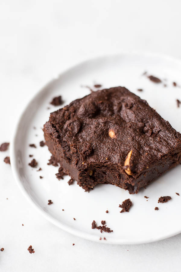 Super Rich & Fudgy Gluten Free Brownies: Calling all chocolate-lovers! This gluten free brownie is made from healthy, whole food ingredients, and requires only one bowl! Vegan option included! || fooduzzi.com recipe