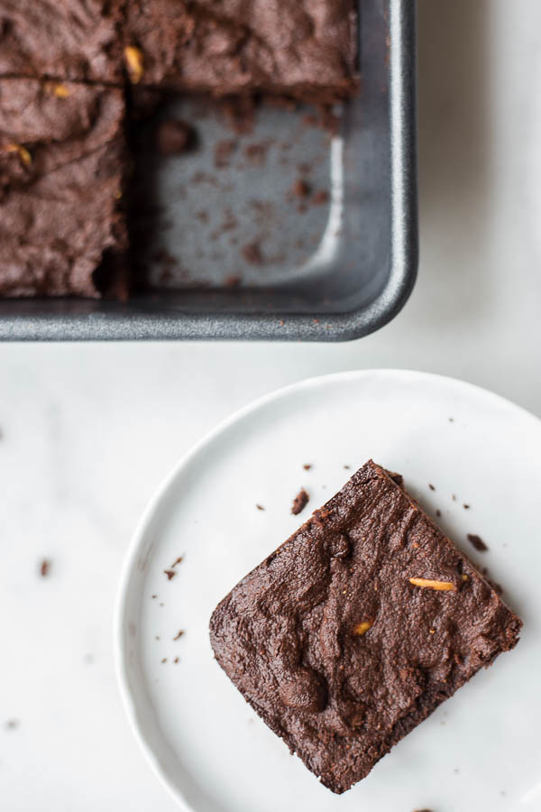 Super Rich & Fudgy Gluten Free Brownies: Calling all chocolate-lovers! This gluten free brownie is made from healthy, whole food ingredients, and requires only one bowl! Vegan option included! || fooduzzi.com recipe