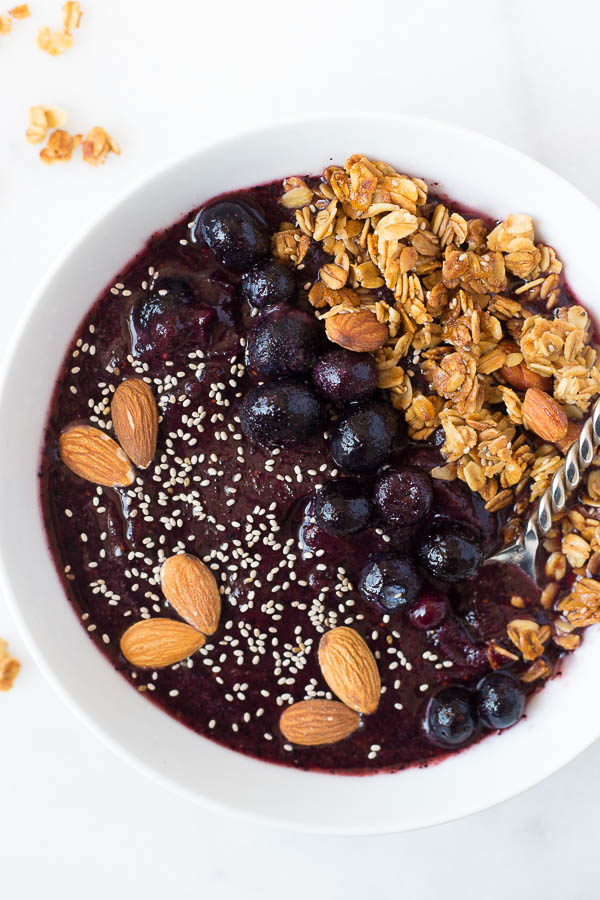 Lemon Blueberry Smoothie Bowl: A quick and easy smoothie bowl recipe that's gluten free, vegan, and healthy! It only requires a few ingredients, and it's topped with chia seeds, almonds, and a lemon chia seed granola! || fooduzzi.com recipe