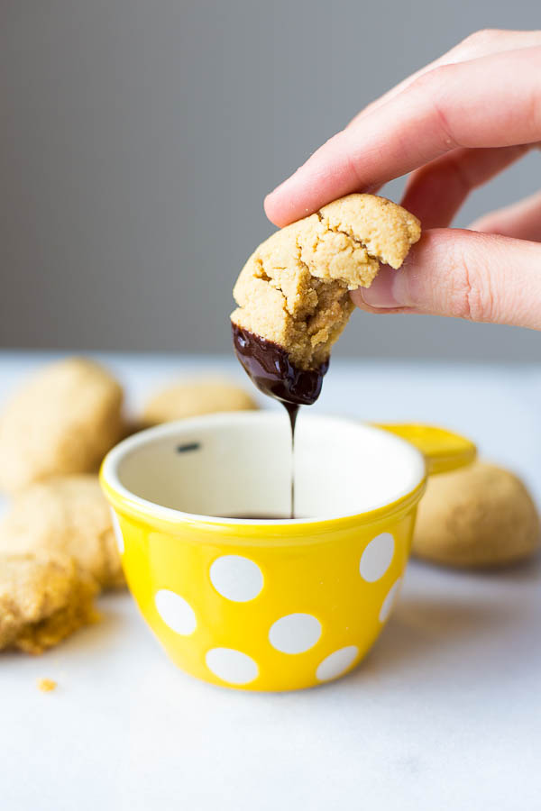Peanut Butter Stuffed Cookies with Fudge Sauce: these gluten free and vegan cookies are the softest, chewiest peanut butter cookies you'll ever have! They're stuffed with even more peanut butter and served with a healthy homemade fudge sauce! || fooduzzi.com recipe