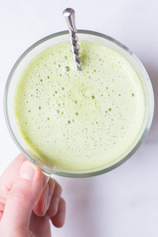 Vanilla Matcha Green Tea Latte: a dairy free, vegan, and healthy homemade green tea latte that only requires 4 ingredients! A Starbucks copycat! || fooduzzi.com recipe