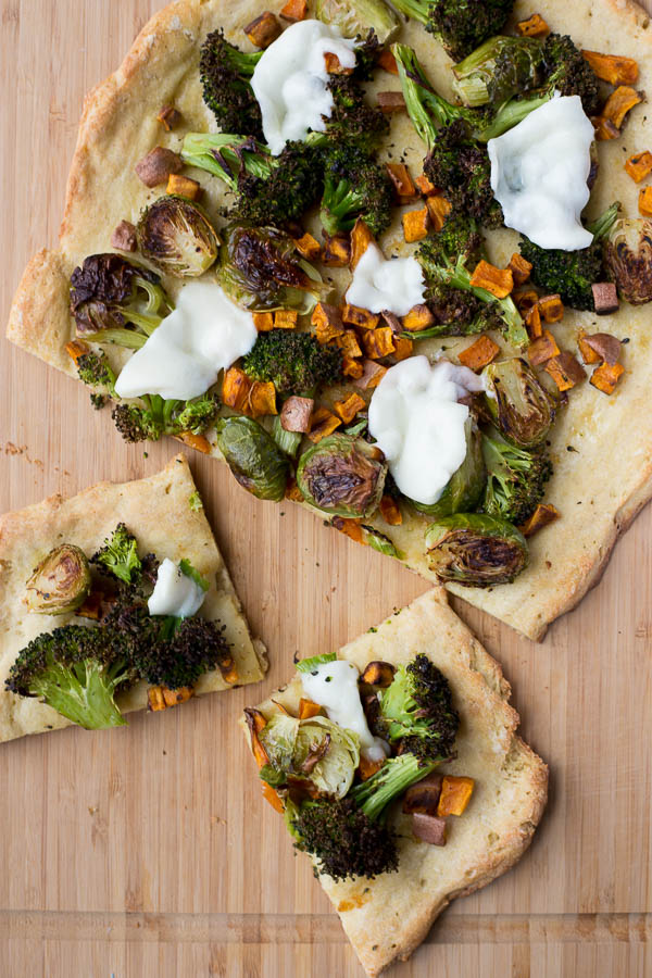 Garlic Bread Pizza with Roasted Vegetables: this gluten free and vegetarian homemade pizza is topped with roasted vegetables, garlic, and cheese! Easily made vegan! || fooduzzi.com recipe