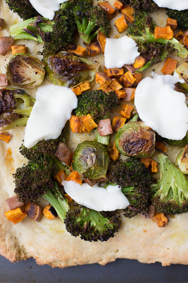 Garlic Bread Pizza with Roasted Vegetables: this gluten free and vegetarian homemade pizza is topped with roasted vegetables, garlic, and cheese! Easily made vegan! || fooduzzi.com recipe