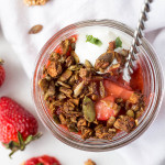 No-Bake Strawberry Crumble: An easy, vegan, and gluten free crumble full of fresh fruit and chia seeds! Requires only 5 ingredients! || fooduzzi.com recipe