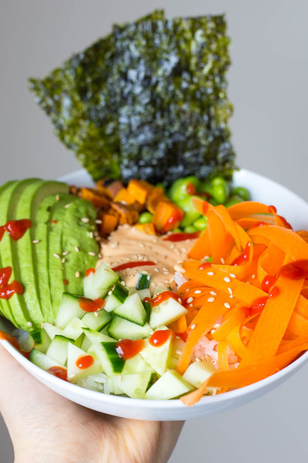 Sushi Burrito Bowls: all of your favorite flavors from sushi in an easy-to-make, 20-minute meal! It's gluten free, vegan, and packed with healthy ingredients! || fooduzzi.com recipe