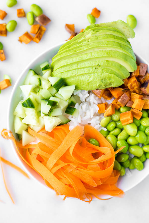 Sushi Burrito Bowls: all of your favorite flavors from sushi in an easy-to-make, 20-minute meal! It's gluten free, vegan, and packed with healthy ingredients! || fooduzzi.com recipe