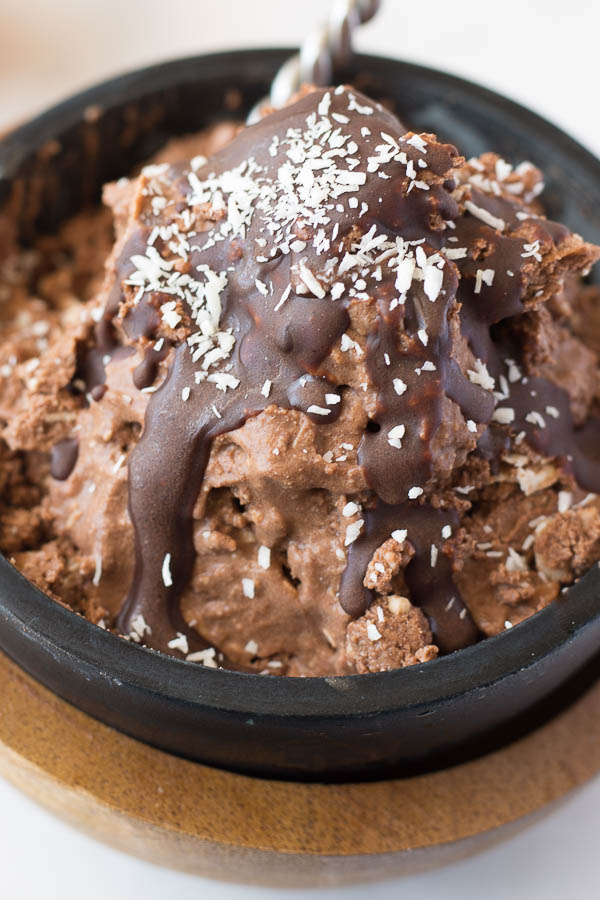 Vegan No Churn Chocolate Coconut Ice Cream (& Hot/Cold Date Night In): this healthy ice cream is made up of only 6 ingredients! It's date-sweetened and paired with a healthy magic chocolate shell that hardens on top! || fooduzzi.com recipe