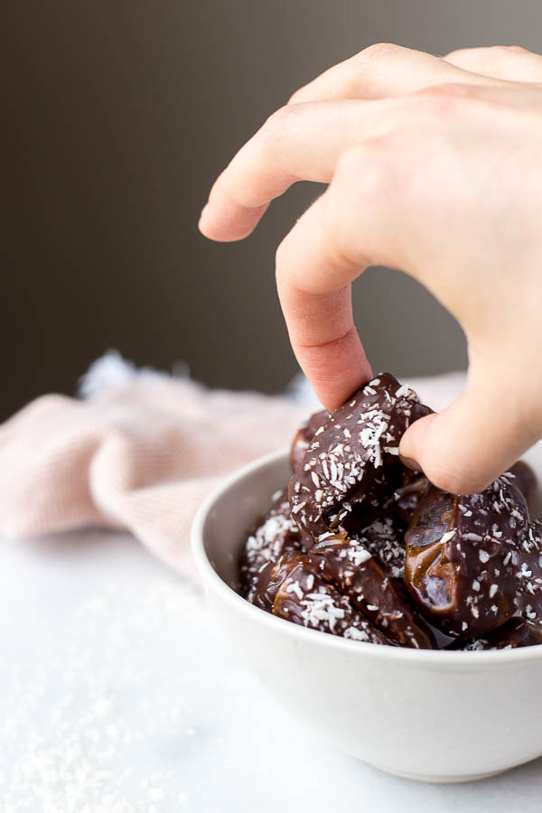 Almond Joy Dates: made with healthy ingredients like almond butter, unsweetened coconut, and a homemade chocolate sauce! These gluten free and vegan treats are the perfect summer snack or dessert, and they require only 6 ingredients! || fooduzzi.com recipe