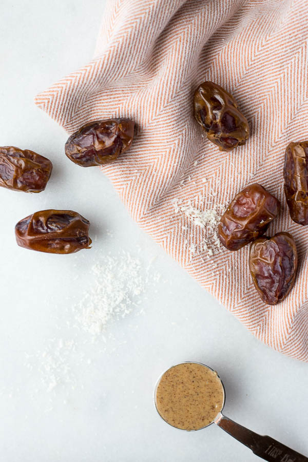 Almond Joy Dates: made with healthy ingredients like almond butter, unsweetened coconut, and a homemade chocolate sauce! These gluten free and vegan treats are the perfect summer snack or dessert, and they require only 6 ingredients! || fooduzzi.com recipe