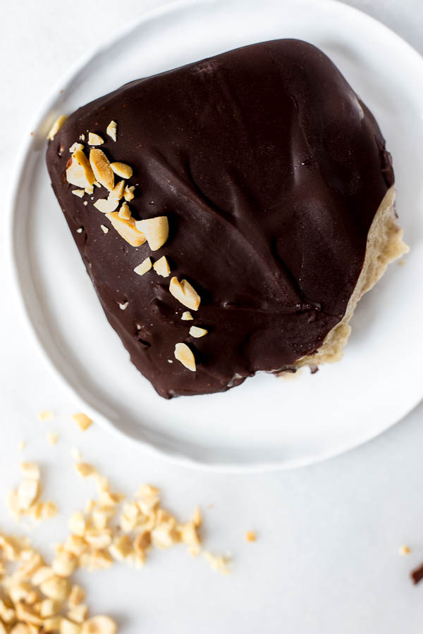 Banana Almond Butter Klondike Bars: An easy, 5-ingredient, gluten free, and vegan dessert that's healthy and perfect for summer! A homemade version of the classic Klondike! || fooduzzi.com recipe