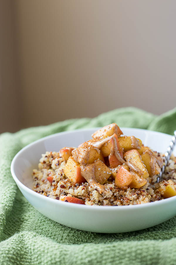 Caramelized Peach Quinoa Breakfast Bowl: filled with fresh fruit and cinnamony quinoa, it's the perfect vegan & gluten free summer breakfast! || fooduzzi.com recipe