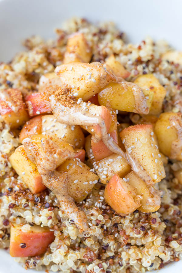 Caramelized Peach Quinoa Breakfast Bowl: filled with fresh fruit and cinnamony quinoa, it's the perfect vegan & gluten free summer breakfast! || fooduzzi.com recipe