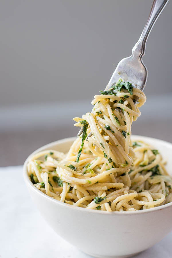 Creamy Spinach Artichoke Hummus Pasta: A healthy, gluten free, and vegan 10 minute meal! You'll love this healthier play on the classic spinach artichoke dip! || fooduzzi.com recipe