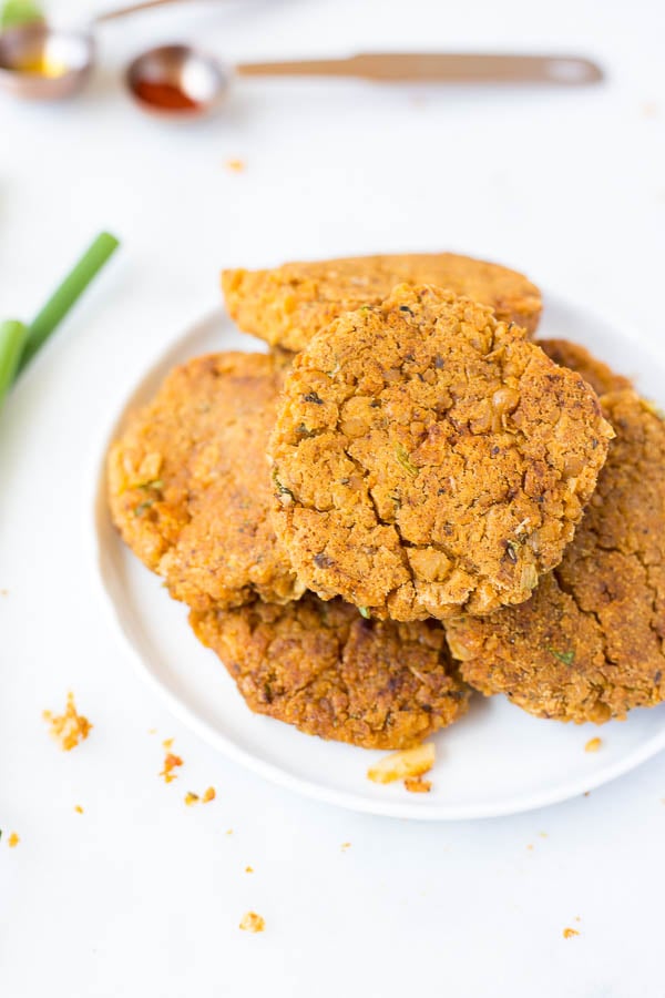 Mexican Falafel: These gluten free and vegan homemade falafel are baked until crispy and full of fresh flavors! Perfect for a Meatless Monday dinner! || fooduzzi.com recipe