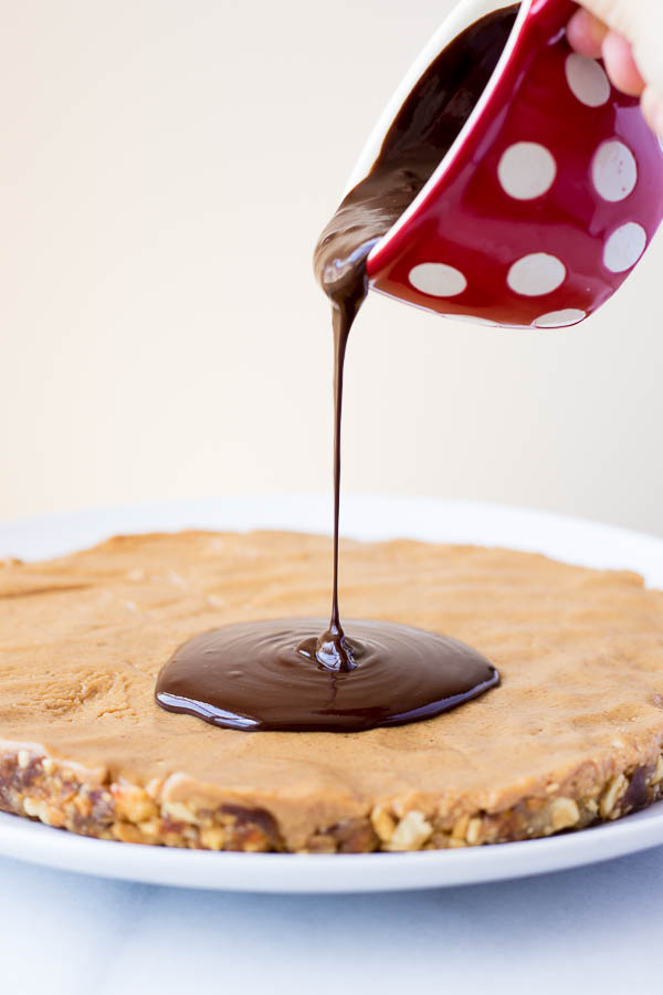 Peanut Butter Cup Tart: An easy, no-bake, gluten free, and vegan dessert that tastes like a Reese's Peanut Butter Cup! Only 7 ingredients are required for this healthy recipe! || fooduzzi.com recipe