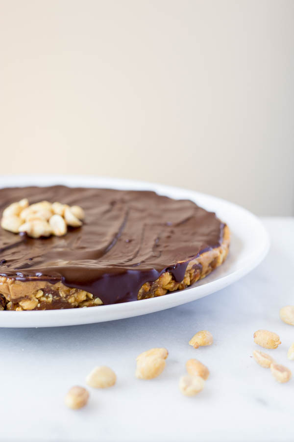 Peanut Butter Cup Tart: An easy, no-bake, gluten free, and vegan dessert that tastes like a Reese's Peanut Butter Cup! Only 7 ingredients are required for this healthy recipe! || fooduzzi.com recipe