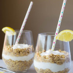Arnold Palmer Overnight Oatmeal: a quick and easy summer breakfast! It's made gluten free and vegan from oats, coconut cream, iced tea, and lemon! || fooduzzi.com recipes