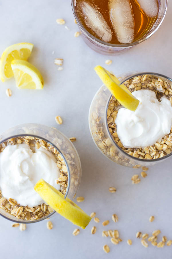 Arnold Palmer Overnight Oatmeal: a quick and easy summer breakfast! It's made gluten free and vegan from oats, coconut cream, iced tea, and lemon! || fooduzzi.com recipes