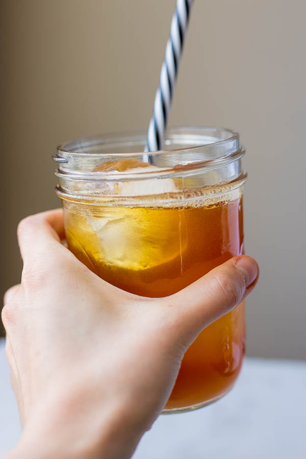 Cinnamon Turmeric Iced Tea: (aka. Golden Tea!) a simple and refreshing summertime drink packed with flavor and healthy ingredients! And it's naturally vegan & gluten free! || fooduzzi.com recipe