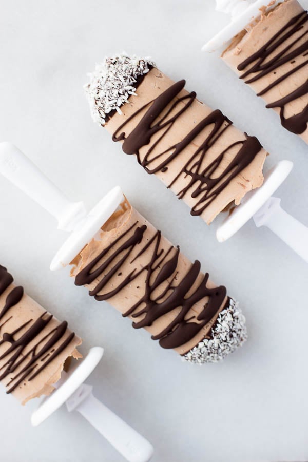 Mocha Coconut Frappuccino Popsicles: the perfect five ingredient sweet treat for a healthy summer! Best part? They're naturally gluten free, vegan, and refined sugar-free! || fooduzzi.com recipe