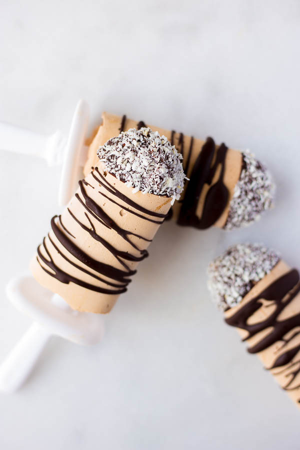 Mocha Coconut Frappuccino Popsicles: the perfect five ingredient sweet treat for a healthy summer! Best part? They're naturally gluten free, vegan, and refined sugar-free! || fooduzzi.com recipe