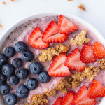 Red, White, & Blue Smoothie Bowl: full of gluten free & vegan ingredients for a healthy breakfast treat! The homemade vanilla-cashew-coconut granola is the real star! || fooduzzi.com recipe