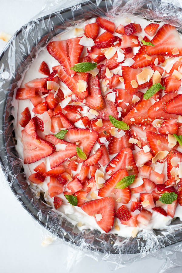 Vegan Strawberry Coconut Cream Pie: A completely raw, gluten free, and vegan summer dessert that's sure to impress! It requires less than 10 healthy ingredients! || fooduzzi.com recipe