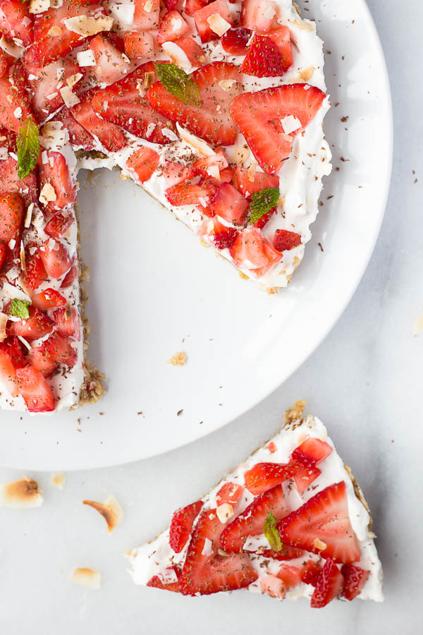 Vegan Strawberry Coconut Cream Pie: A completely raw, gluten free, and vegan summer dessert that's sure to impress! It requires less than 10 healthy ingredients! || fooduzzi.com recipe