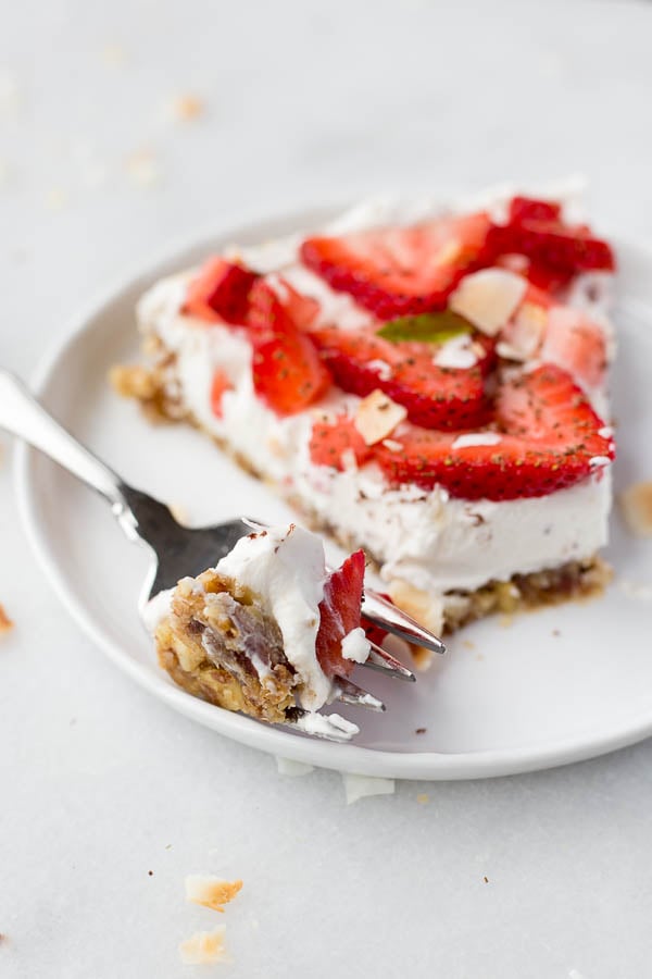 Vegan Strawberry Coconut Cream Pie: A completely raw, gluten free, and vegan summer dessert that's sure to impress! It requires less than 10 healthy ingredients! || fooduzzi.com recipe