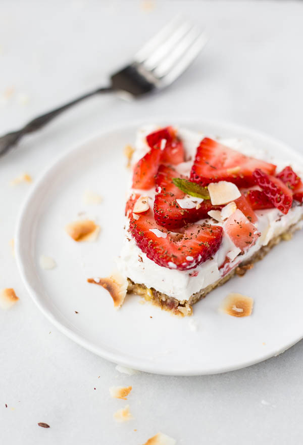 Vegan Strawberry Coconut Cream Pie: A completely raw, gluten free, and vegan summer dessert that's sure to impress! It requires less than 10 healthy ingredients! || fooduzzi.com recipe