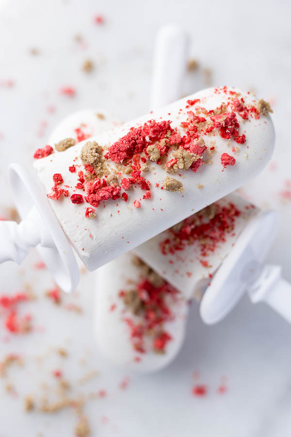 Coconut Strawberry Shortcake Popsicles: a Scooter Crunch copycat recipe! These gluten free and vegan popsicles are made from 7 healthy ingredients that'll keep you cool this summer! || fooduzzi.com recipe