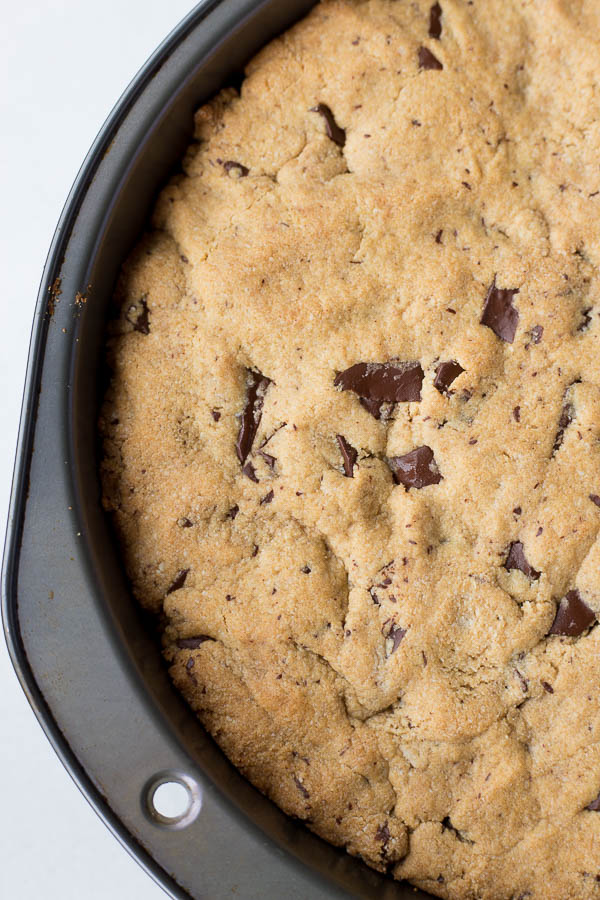 Gluten Free Vegan Cookie Cake: a rich and chewy cookie cake that's refined sugar-free and made with good-for-you ingredients. Tastes just like the cookie cake you buy at the bakery! || fooduzzi.com recipes