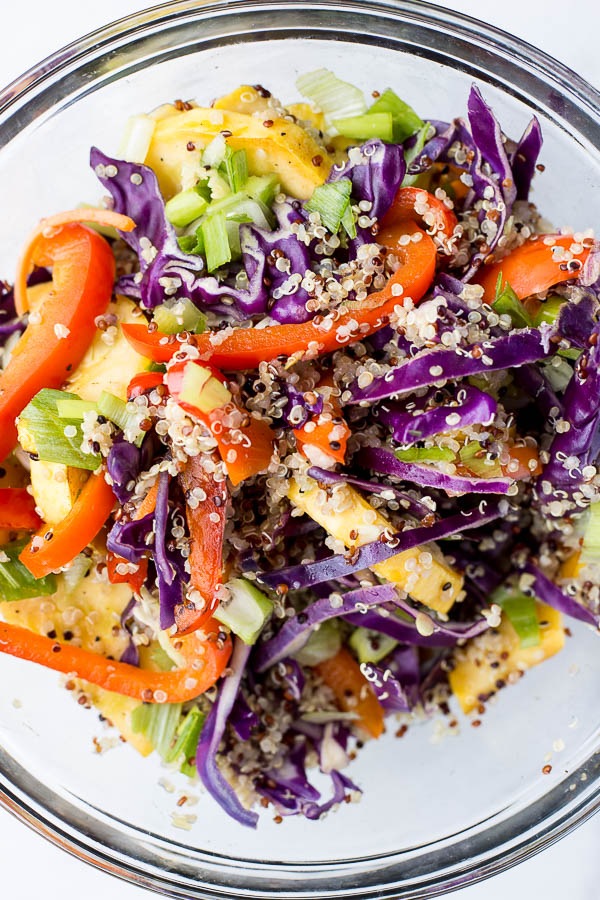 Thai Peanut Quinoa Rainbow Salad: packed with vegetables and topped with an addictive peanut sauce! Naturally gluten free, vegetarian, & vegan! || fooduzzi.com recipe