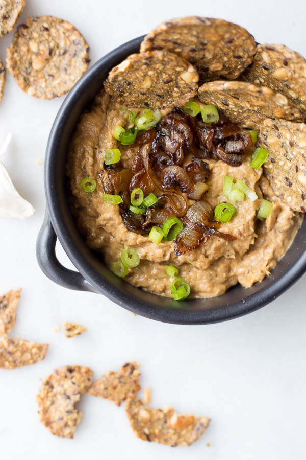 Vegan French Onion Dip: made using only five healthy and gluten free ingredients! You'll be amazed at how rich and creamy this dairy-free dip is! || fooduzzi.com recipe