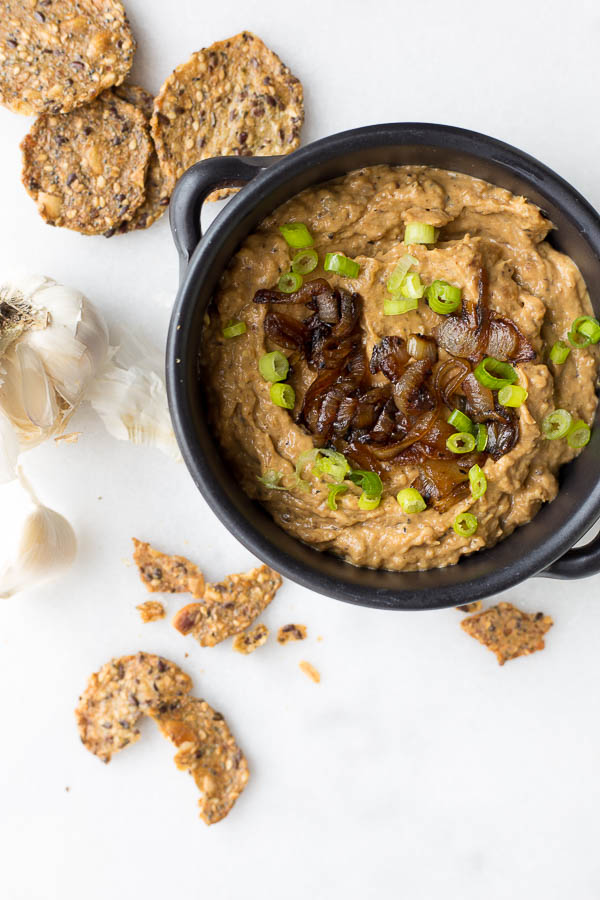 Vegan French Onion Dip: made using only five healthy and gluten free ingredients! You'll be amazed at how rich and creamy this dairy-free dip is! || fooduzzi.com recipe
